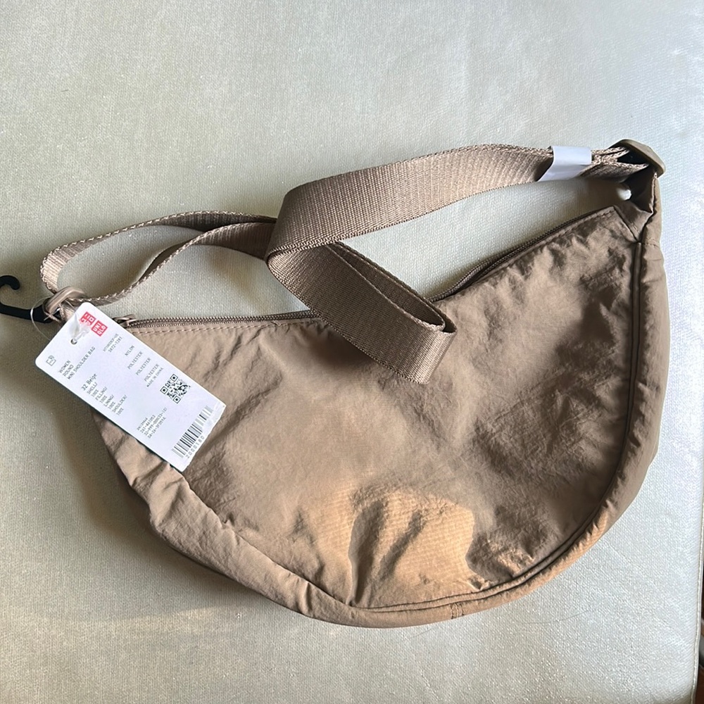 Uniqlo women’s beige round mini shoulder bag